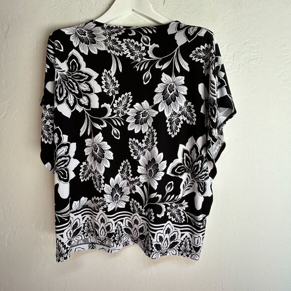 Chico's Womens Black White Floral Short Dolman Sleeve Top Size 2 Stretch Casual - Picture 2 of 8